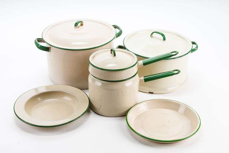 Old Ivory Enameled Ware Cook Set