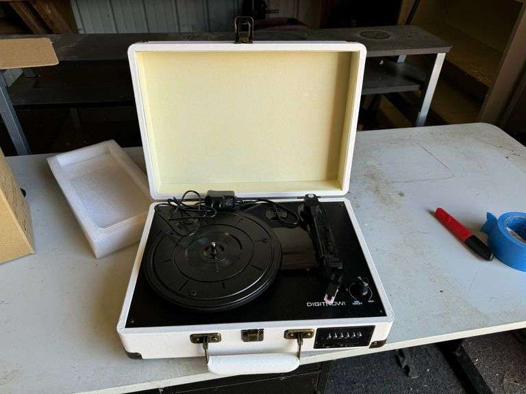 Digital turn table with built in speakers