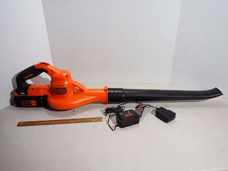 Black & Decker 40v Blower w/charger & Battery.  Looks barely used.