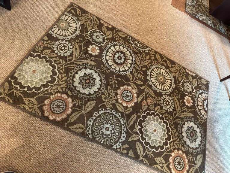 Pretty contemporary accent rug