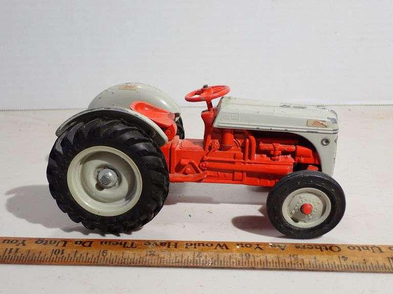 Die Cast ERTL 1:16 Ford 8N Tractor #843