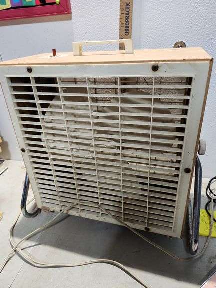 Vintage Small Box Fan, Tested Hums Blade Does Not Spin