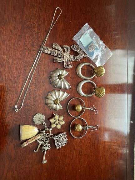 Sterling silver jewelry grouping.