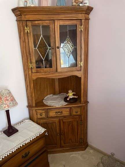 Corner hutch