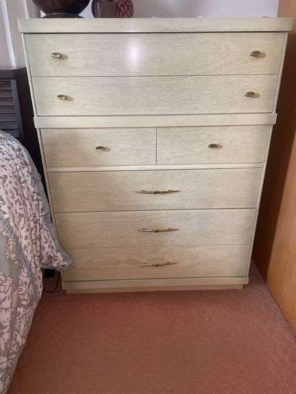 Chest of drawers