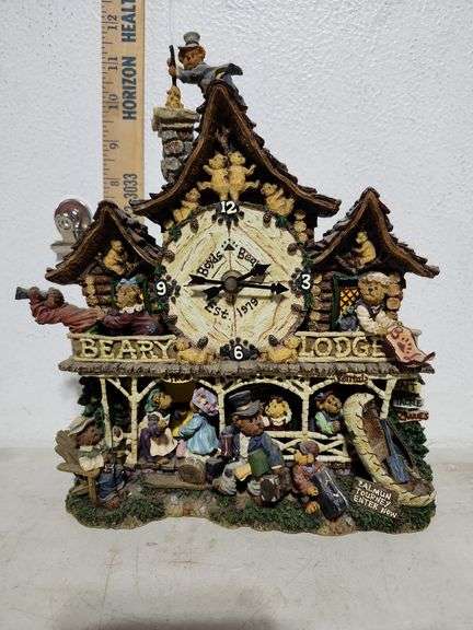 The Boyds Bears Beary Lodge Clock The Danbury Mint (Small Chipped/Damaged Spots)