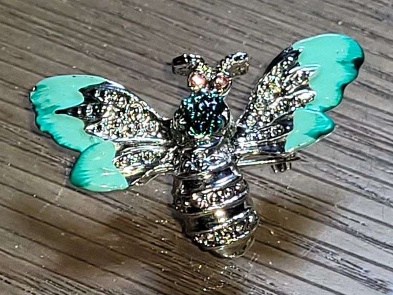 Turquois Edge on wings 2 pink rhinestones eyes.