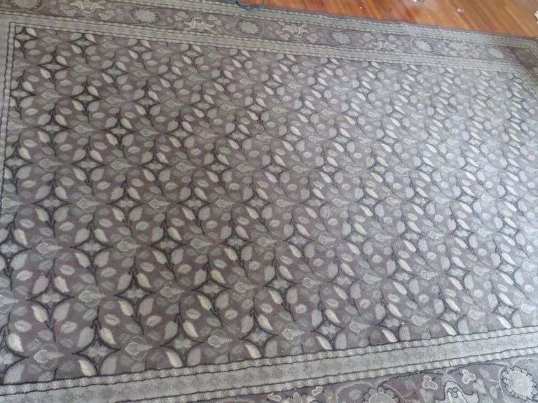 Elegant Area Rug with Floral Pattern