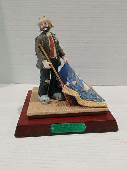 Emmett Kelly Jr - Sweeping Up