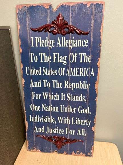 Decorative Plaque Featuring The Pledge Of Allegiance