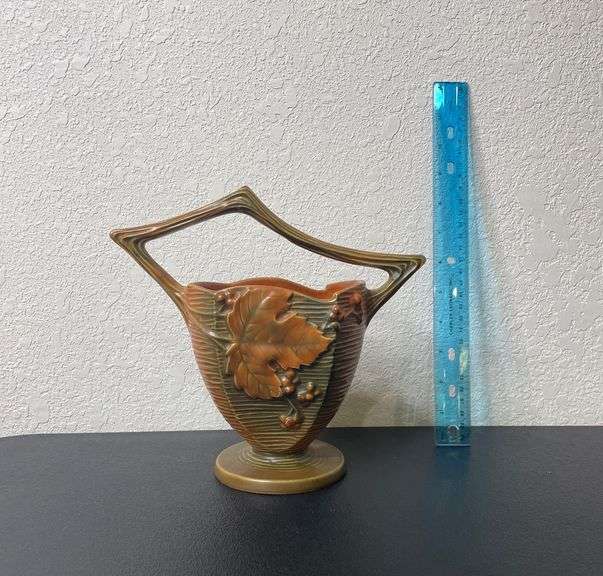 Roseville Pottery Bushberry Vase #370-8 – Handled Art Pottery – 8.5”