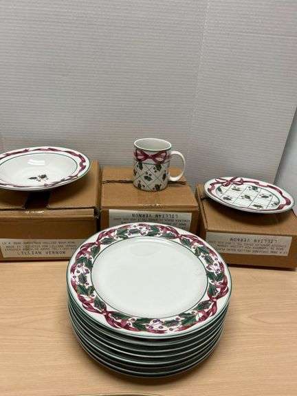 PTS International Hollie’s Christmas Dinnerware