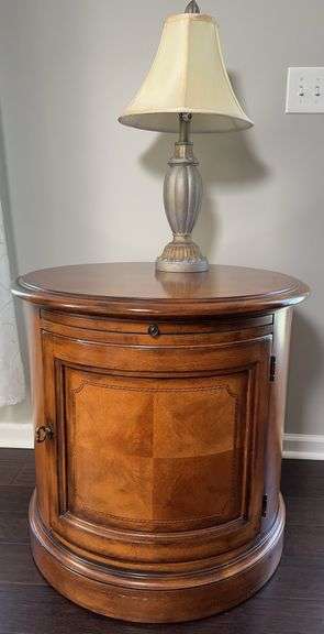 Round Side Table and Table Lamps with Shade