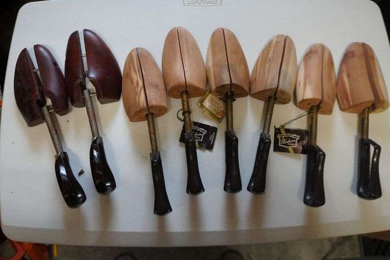Wood shoe stretchers