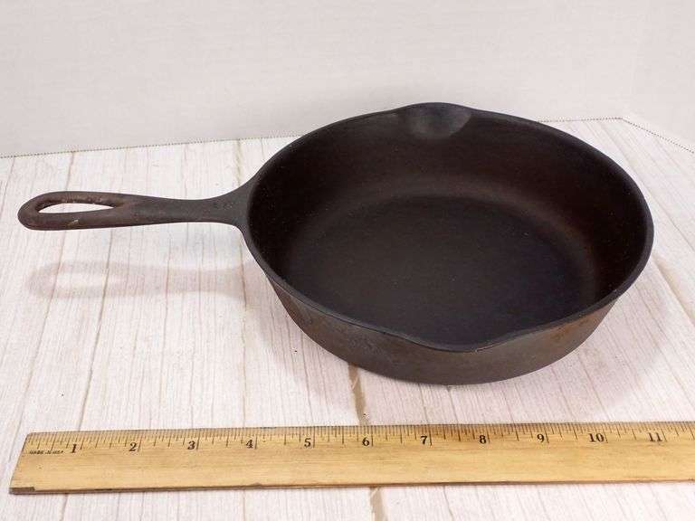 Wagner-ware Sidney Cast Iron Skillet No. 5, Model 1055