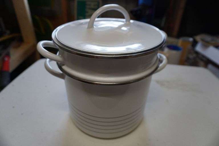 Pasta pot with strainer and lid