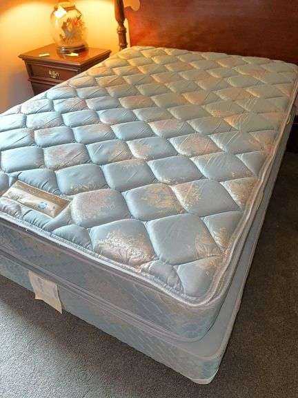 Full-size mattress and boxspring