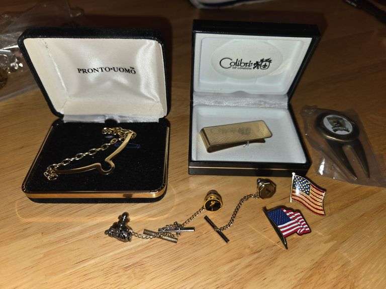 Money clips in golf pins