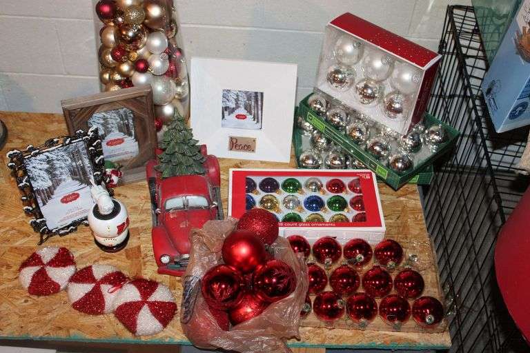 Holiday Ornaments And Décor