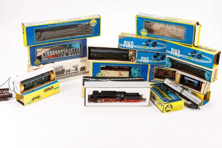 HO Model Train Cars and Accessories
