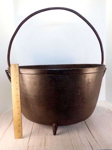 Large 3 legged Cast Iron Cauldron With Handle
