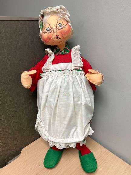 1983 Annalee Mobilitee Doll: Mrs. Claus with Holiday Attire