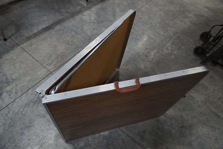 Folding table