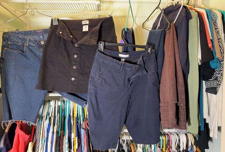 Womenβs Clothes Sizes Small to X-Large, Shoes 9.5-10, Menβs 10