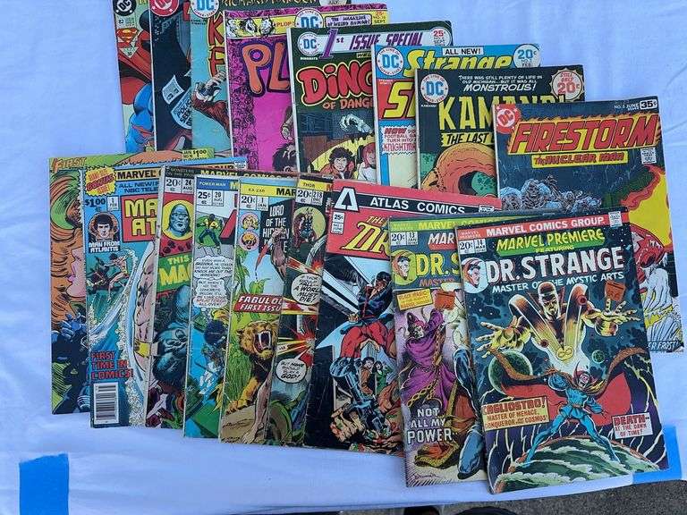 Lot of 17 miscellaneous Marvel and DC comics ￼