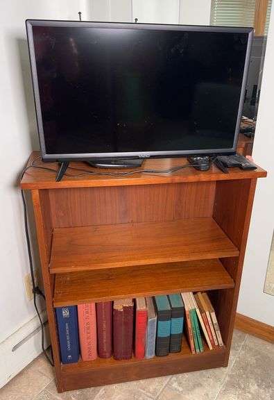 24in Vizio TV, Antenna, Wooden Shelf and Books