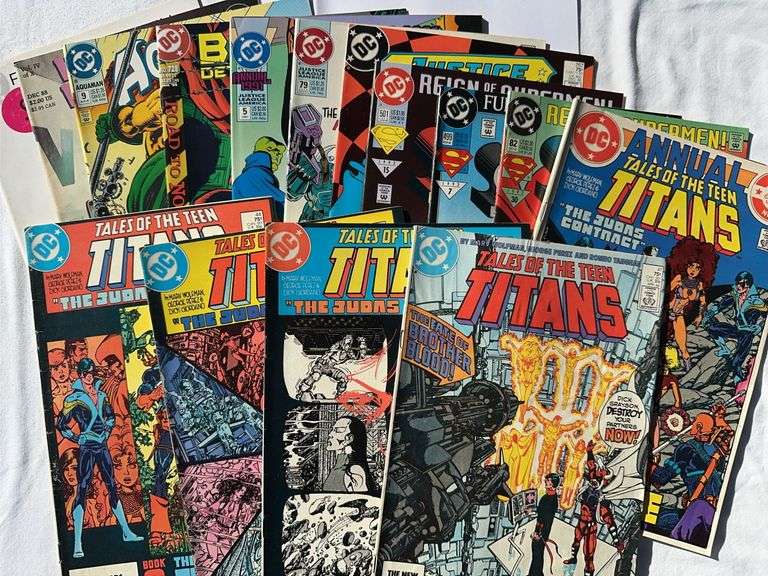 Miscellaneous lot of 24 DC comics ￼