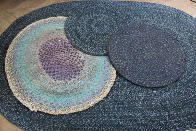 BLUE BRAIDED RUGS WITH OVAL AND ROUND DESIGNS. - Auction Ohio