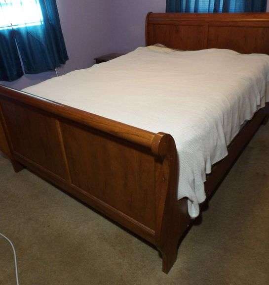 Queen Size Sleigh Bed