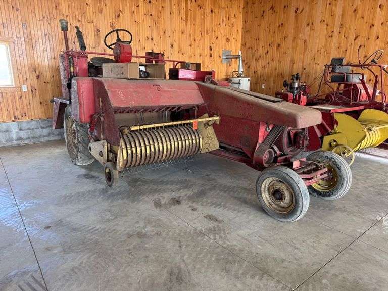 New Holland 1281 Baler