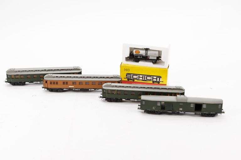 Five HO Scale Model Train Cars