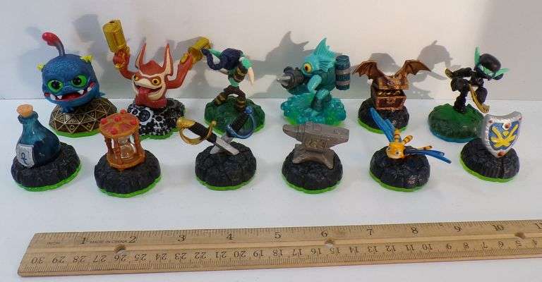Lot of (8) Skylanders Action Figures