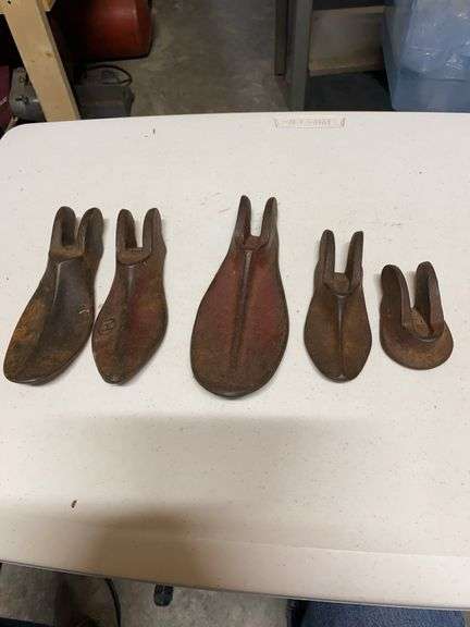 Metal shoe stretchers