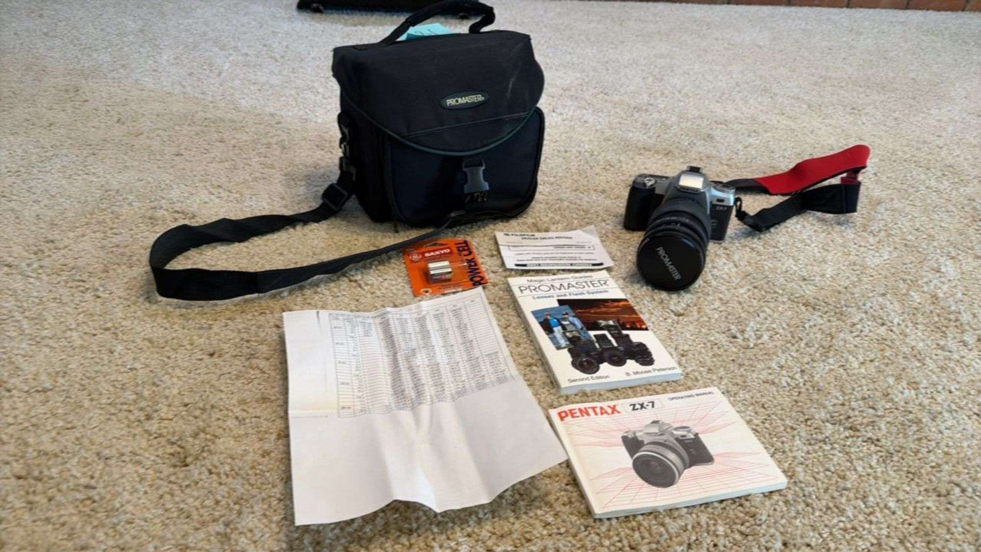 ケノン 7.2 Pentax ZX-7 Camera with Accessories and Carrying Bag - Auction Ohio
