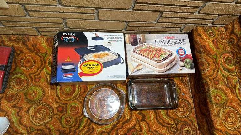 Pyrex Temp-Tite Food Storage Set with Hot & Cold Packs - Auction Ohio