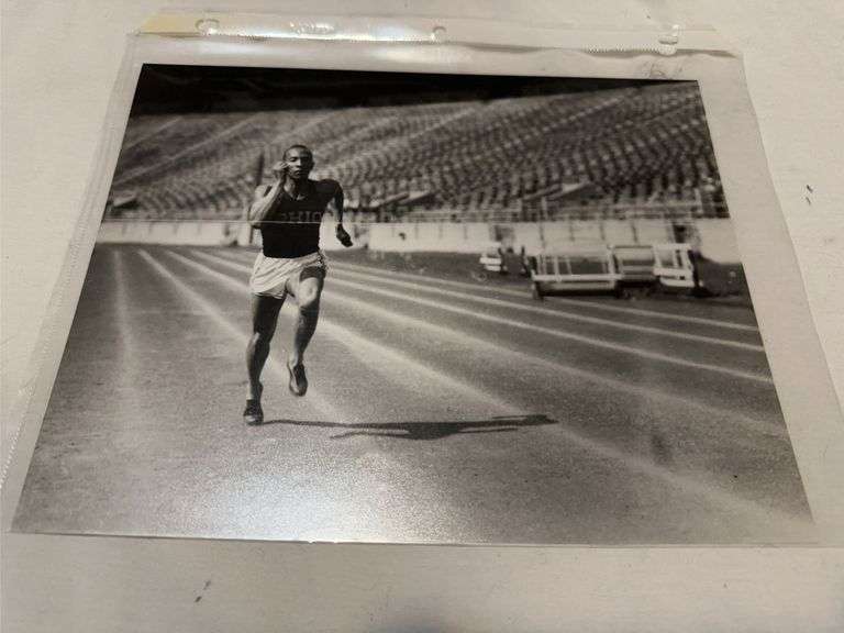 8 x 10 photo of Jesse Owens