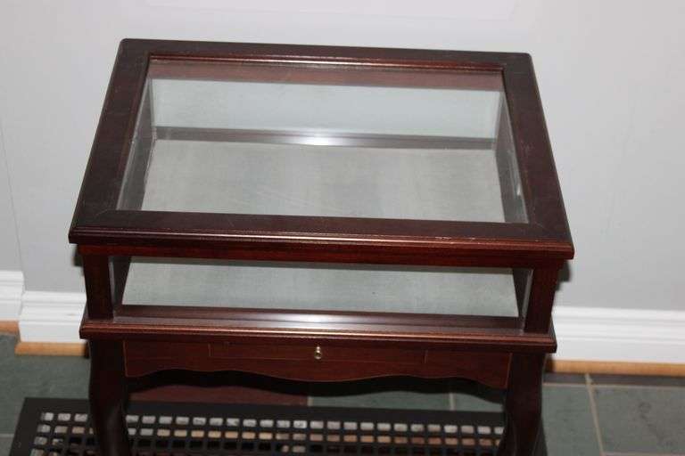 Display Case Side table - Auction Ohio