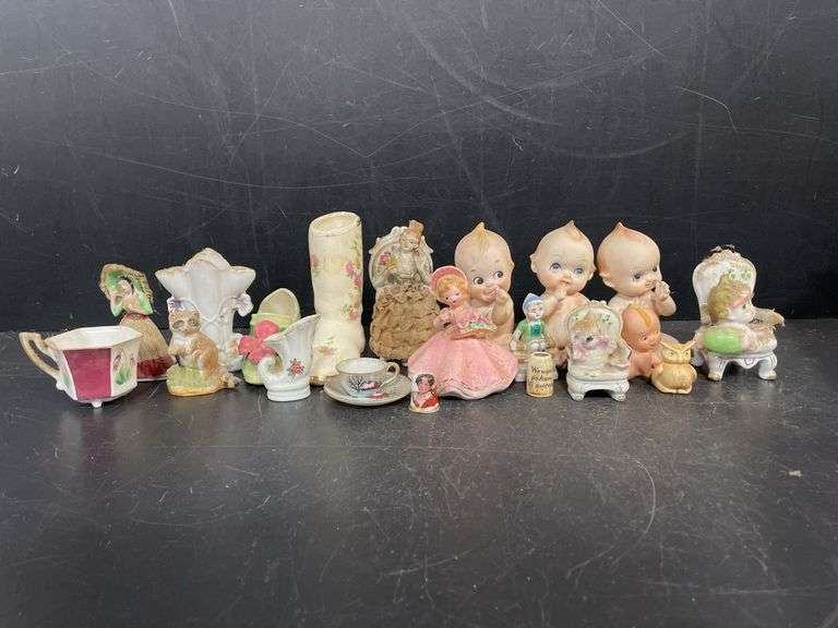 Grouping of ceramic decorative items