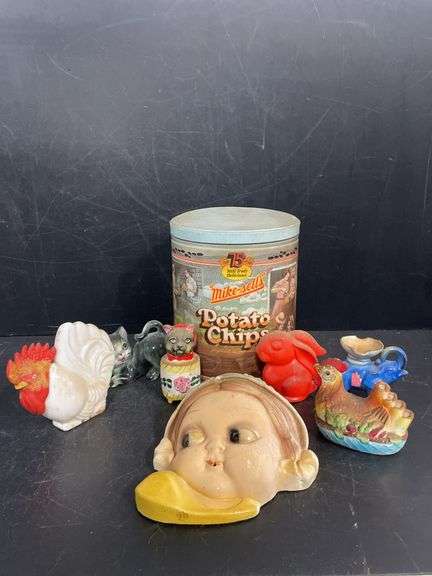 Grouping of vintage decorative items