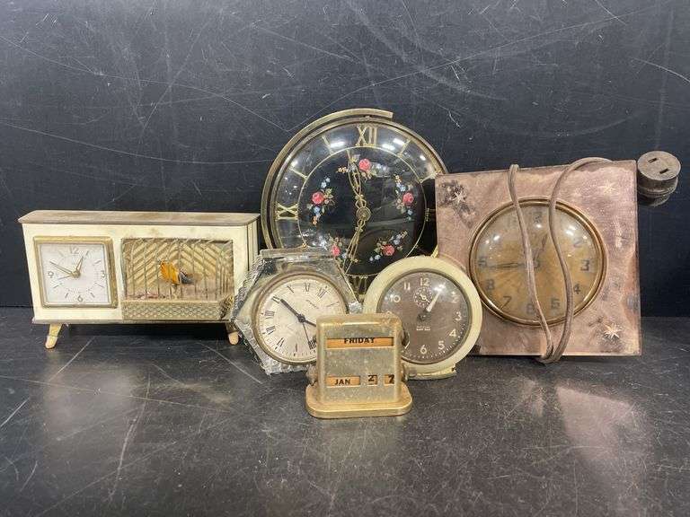 Grouping of vintage clocks