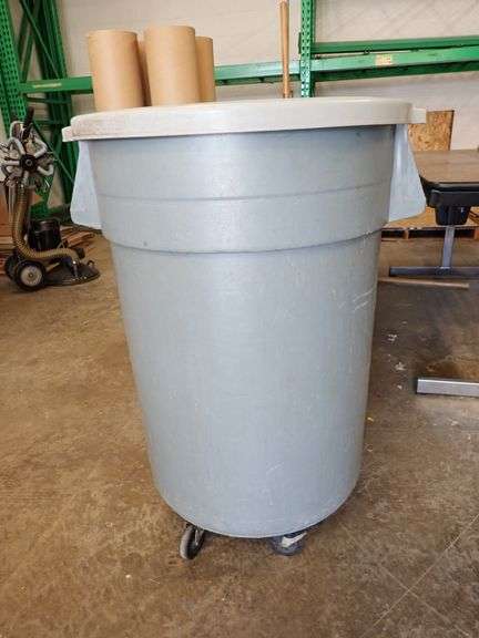 SMOOTH ROLLING 50GAL COMMERCIAL 44 GALLON CONTAINER WITH LID