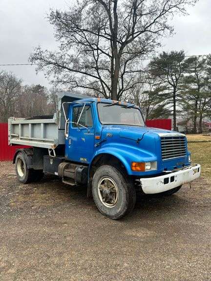 INTERNATIONAL 4900 DUMP TRUCK (Zanesville)