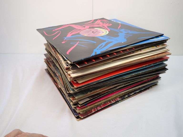 Lot of (50) Vintage 33 RPM vinyl records in good condition