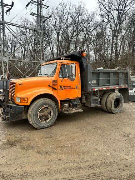 INTERNATIONAL 4900 DUMP TRUCK (Zanesville)