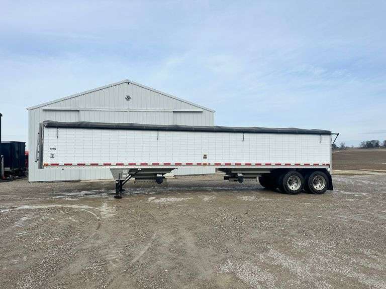 2002 Wilson 40ft Ag Hopper Trailer (Pleasantville)