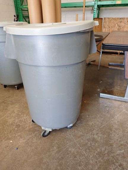 SMOOTH ROLLING 50GAL COMMERCIAL 44 GALLON CONTAINER WITH LID